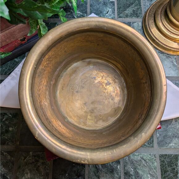 9.5"W Vintage Hammered Solid Brass Decorative Storage Planter Bowl w/ Patina - Picture 4 of 6